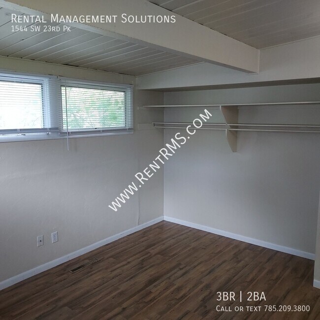 Building Photo - 1544 SW 23rd Park