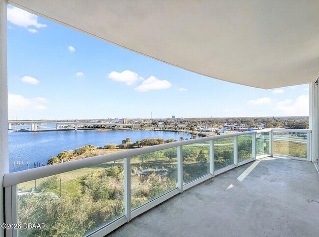 Building Photo - 231 Riverside Dr