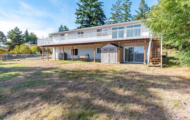 Building Photo - Spacious 2-Story Split-Level Home with Wat...