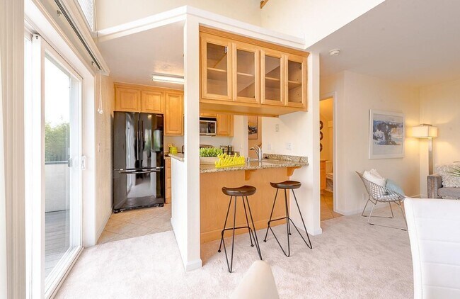 Building Photo - Utilities Paid! Modern Loft-Style Condo wi...