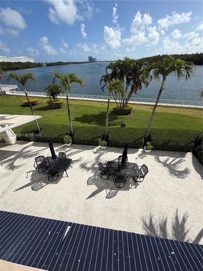 Building Photo - 500 Bayview Dr