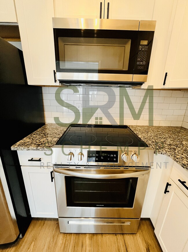 Building Photo - Remodeled one bedroom condo off Gardiner Lane with laundry and pool access!