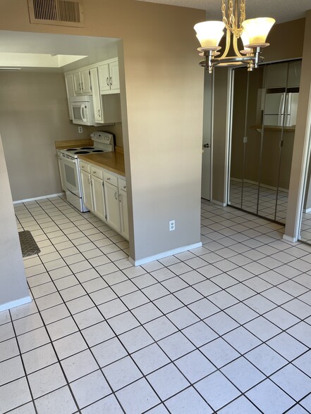 Building Photo - 850 S River Dr
