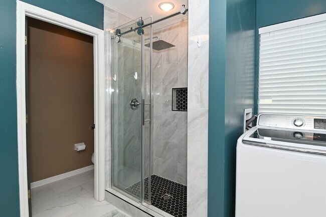 Building Photo - Spacious 4-Bedroom Haven with 2.5 Baths and Nearly 3,000 Sq Ft of Comfort in Indianapolis!
