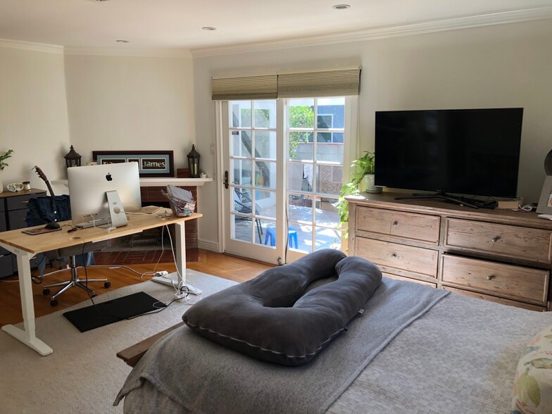 Master Bedroom/Fireplace - 5507 Noble Ave