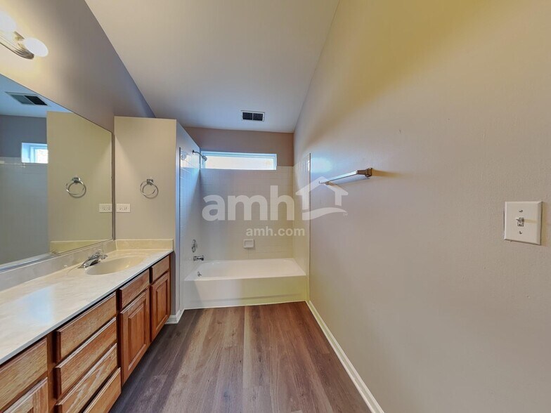 Building Photo - 2990 Waters Edge Cir