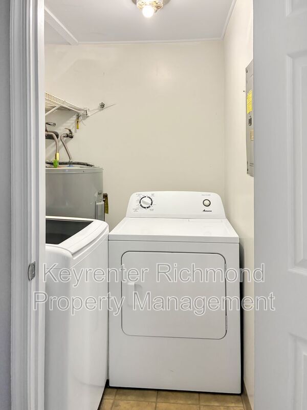 Building Photo - 9373 Man-O-War Ct