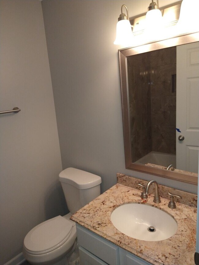 Building Photo - Cozy 3 Bed 1 & 3/4 Bath Townhome