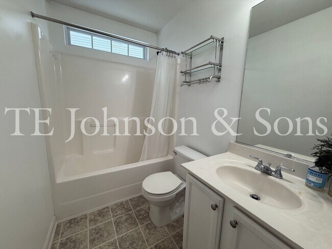 Building Photo - Modern Comfort with Vaulted Ceilings & Garage in Winston-Salem