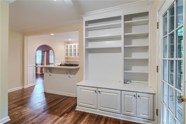 Building Photo - 664 Courtenay Dr NE