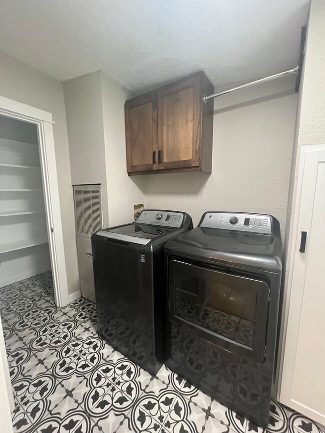 Building Photo - 1625 River Loop 1