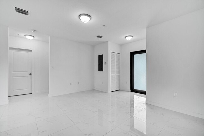 Building Photo - Goulds 4 Bed Triplex