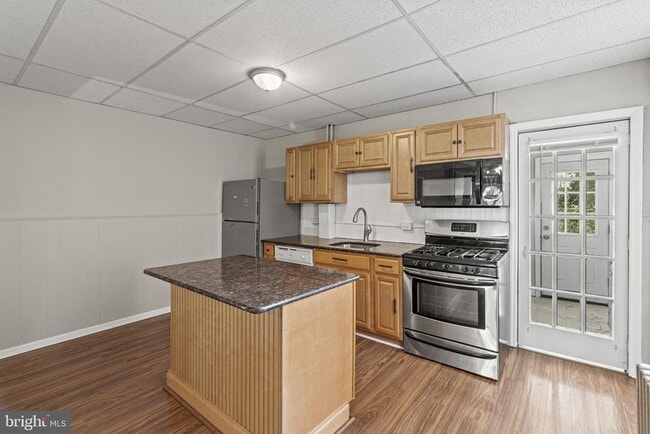 Building Photo - 307 Roxborough Ave