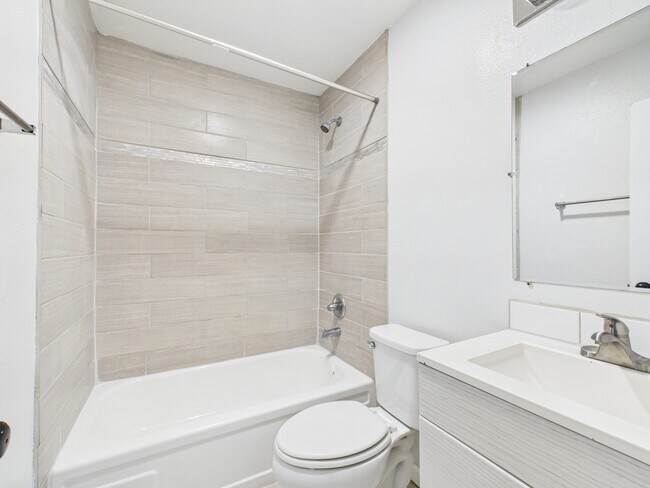 Building Photo - 107 Davis St