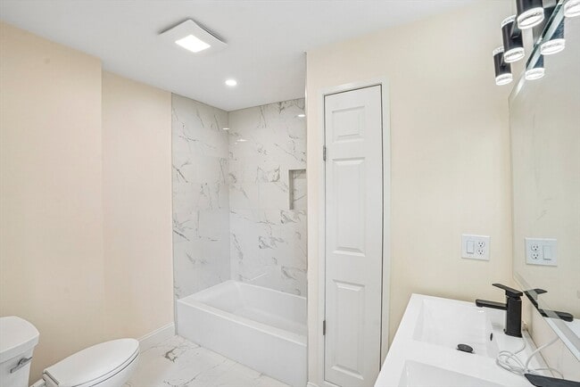 Building Photo - 559 Winthrop St