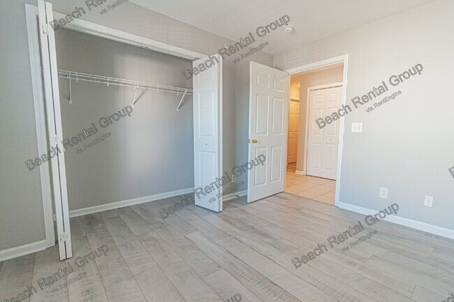 Building Photo - 4850 Meadowsweet Dr
