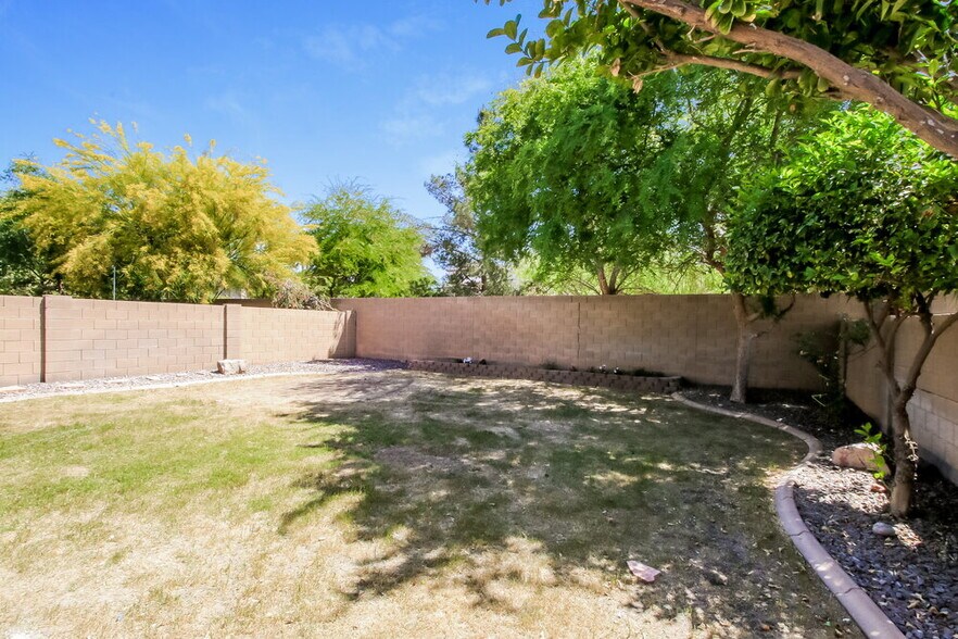 Building Photo - 1427 N Thunderbird Ave