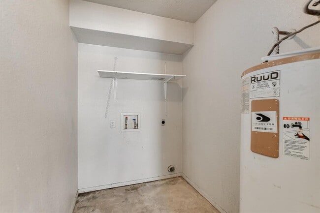 Building Photo - 411 Thelma Dr