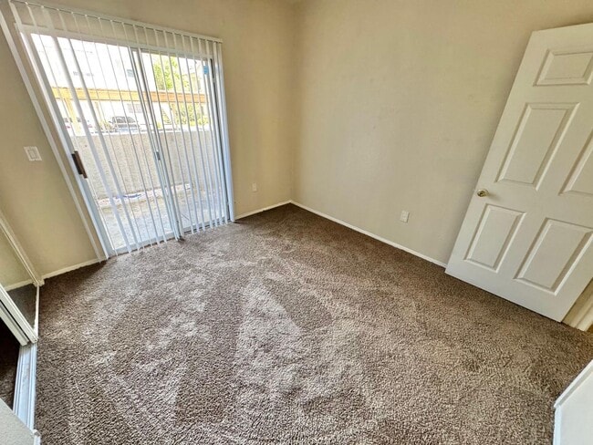 Building Photo - **BEAUTIFUL 3 BEDROOM, 2 BATHROOM DOWNSTAI...