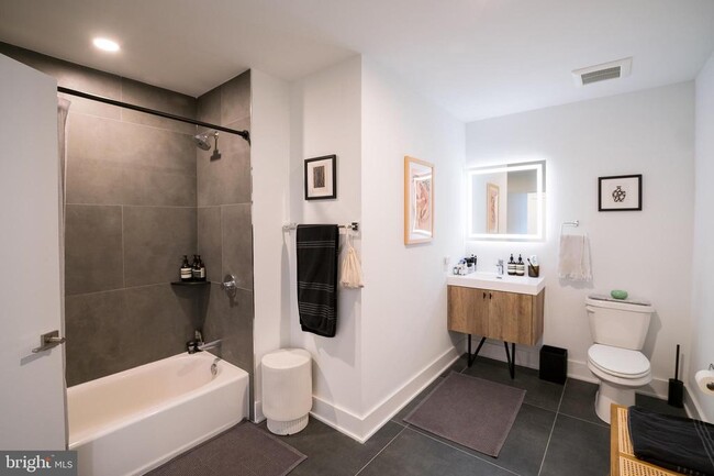 Building Photo - 1324 Frankford Ave