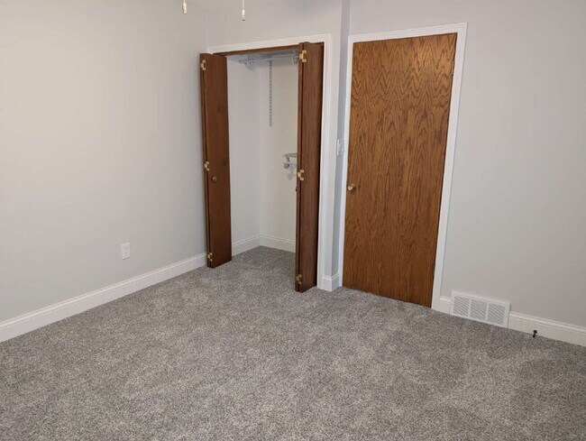 Building Photo - Spacious 4 bedroom 3 bathroom family home in Neenah
