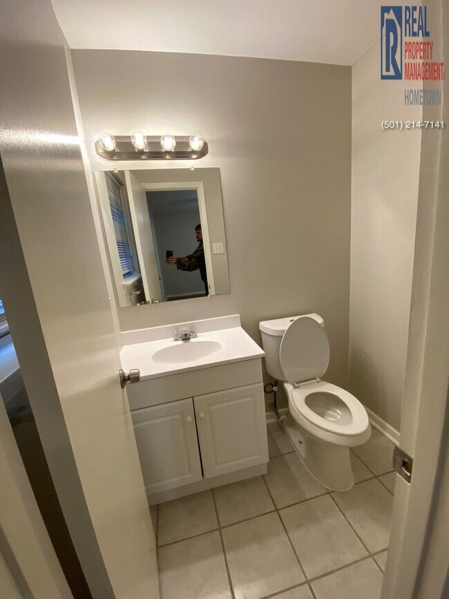 Building Photo - 913 Brewer-