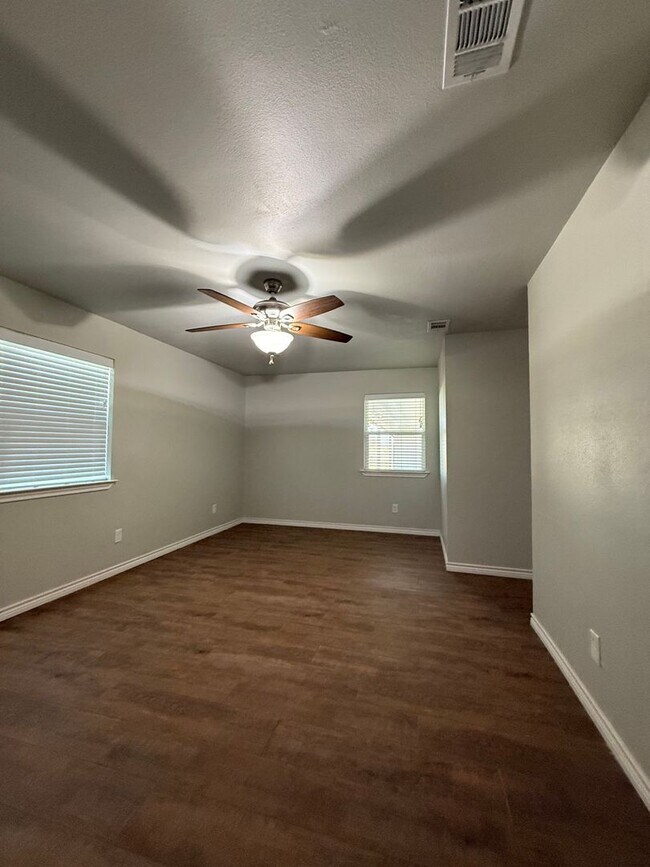 Building Photo - Beautiful modern farmhouse with 5 bedrooms...