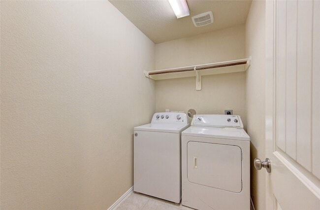 Building Photo - 6519 Point Hollow Ln