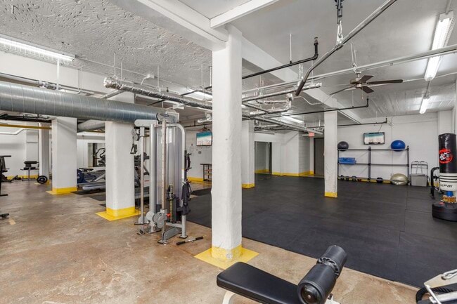 Building Photo - 831 S Flores St