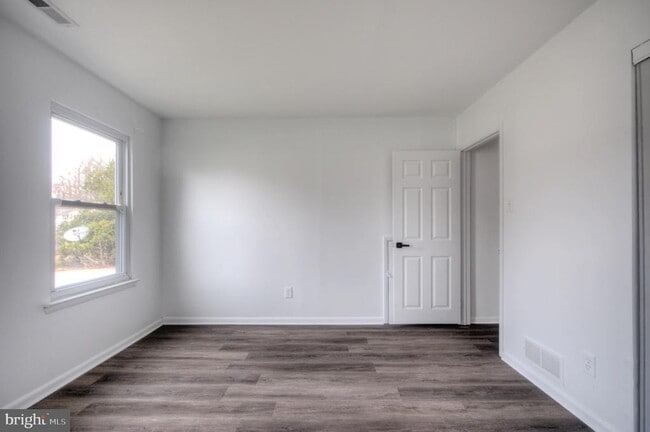 Building Photo - 49 Brambling Ln