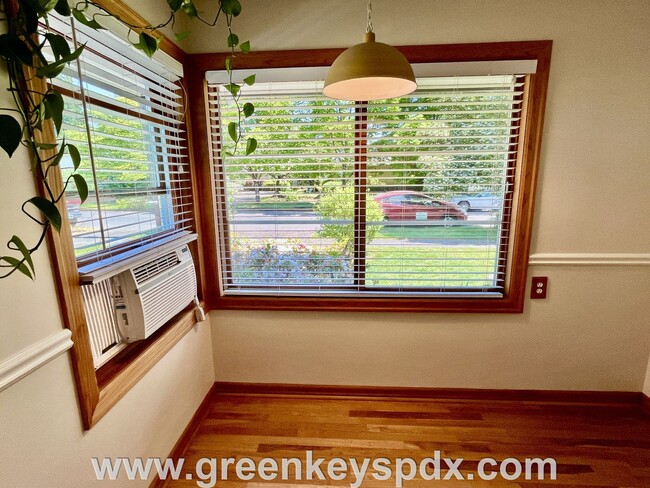 Building Photo - 2-Bedroom House in South Tabor with Fenced...