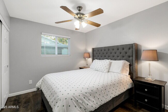 Building Photo - 5803 S Kenwood Ln