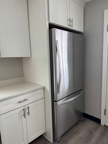 Building Photo - 100 Capen St