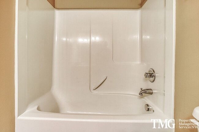 Building Photo - Gorgeous 4-bedroom Townhome with garage and washer / dryer in unit.