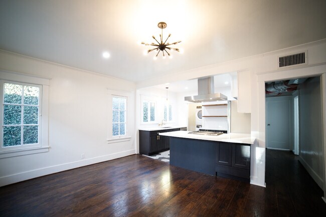 Building Photo - 1020 N Kingsley Dr