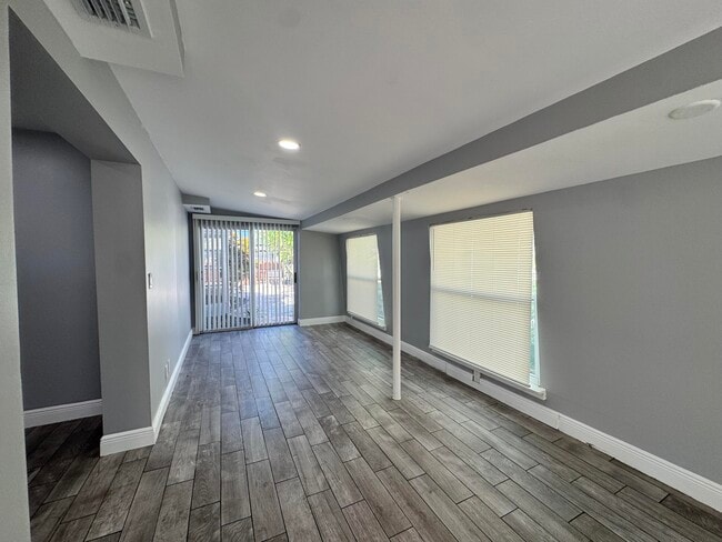 Building Photo - 919 Laurel Dr