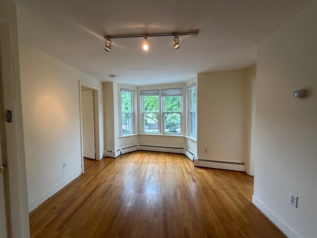 Building Photo - 18 Pleasant St