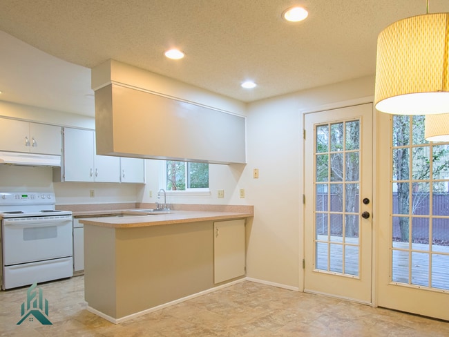 Building Photo - Quiet and comfortable 3 bed/ 1 bathroom house
