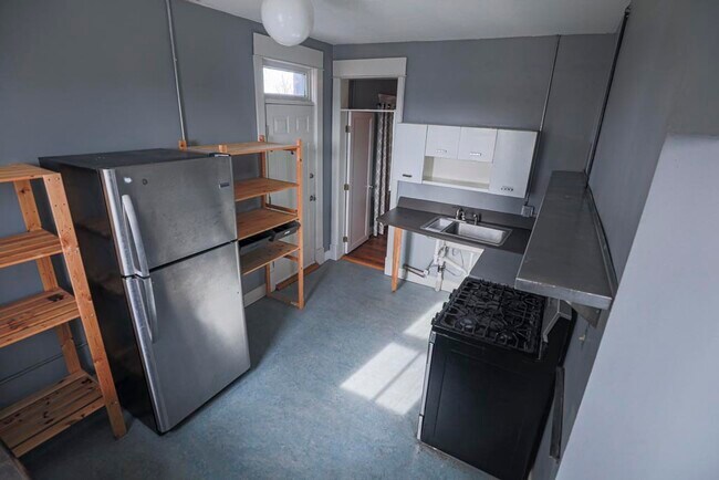 Kitchen - 1824 Summit St