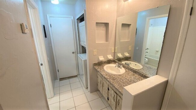 Building Photo - COZY 1/1 w/ Open Floor Plan, Vaulted Ceilings, Fenced in Yard, Solid Floors, Patio, & Washer/Drye...