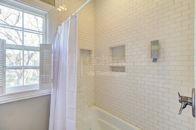 Building Photo - 138 W Clay St