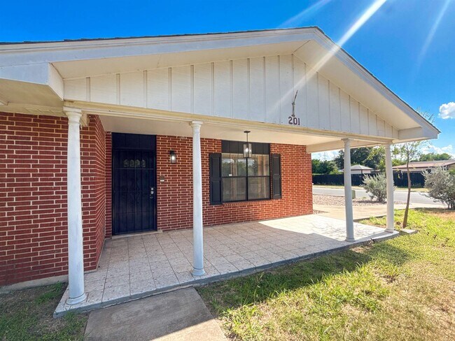 Building Photo - 201 Gumwood Ln