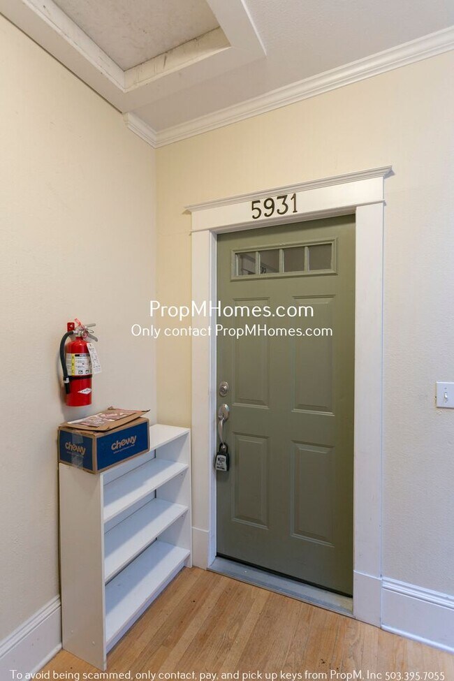 Building Photo - Charming Two-Bedroom Unit: Your Perfect Ho...