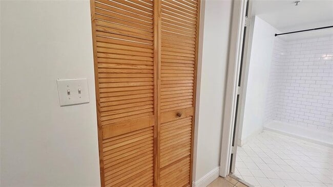 Building Photo - 1350 SE 3rd Ave