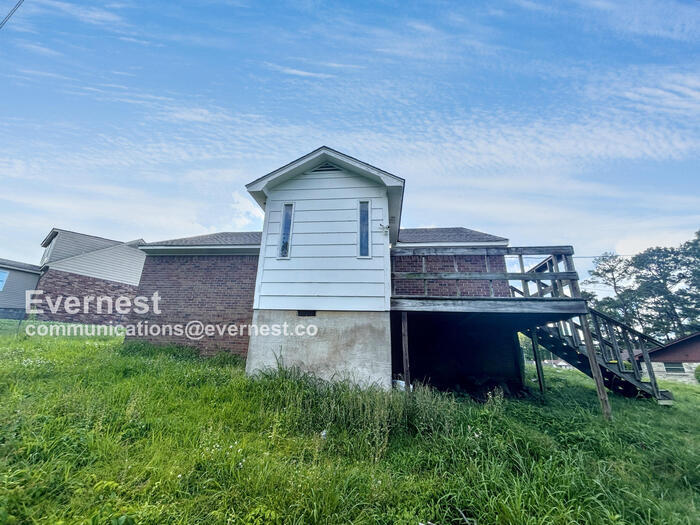 Building Photo - 2387 Rosehaven Ave