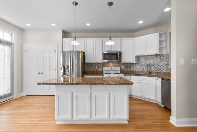 Building Photo - 2 Bed 2.5 Bath - Lakelands Townhome - Deta...
