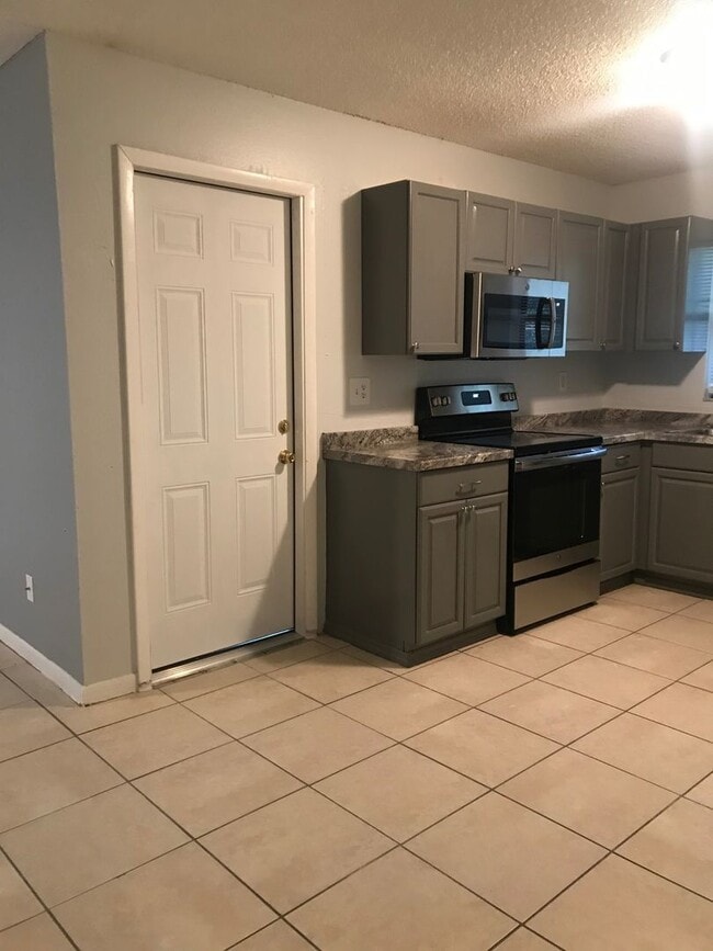Building Photo - SPACIOUS RANCH STYLE 3 BEDROOM 2 FULL BATH...