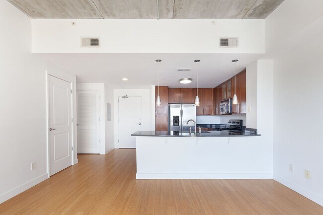 Building Photo - Bright, Contemporary 1/1  Condo in Grant Park w/ City Views!