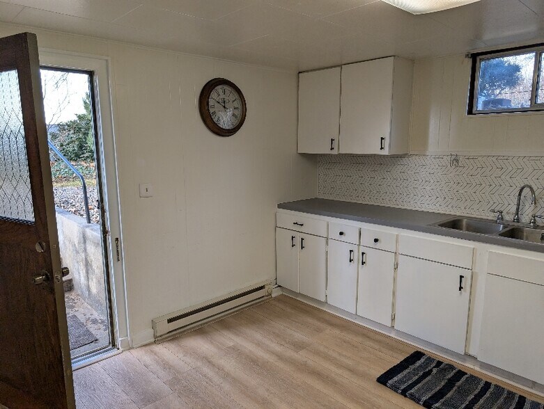 Building Photo - 131 W 19th Ave