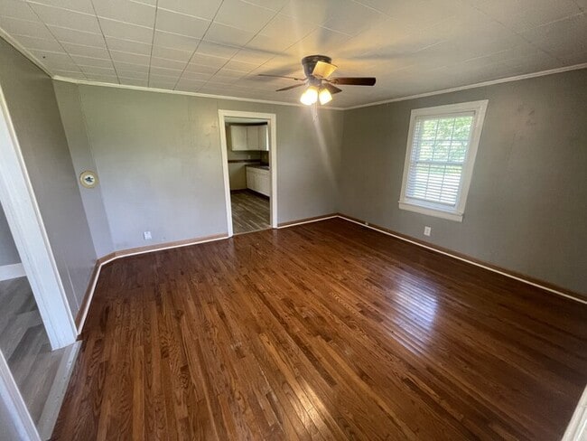Building Photo - 2 bd 1 ba